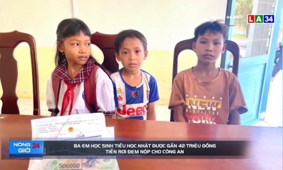 Ba em học sinh tiểu học nhặt được gần 42 triệu đồng tiền rơi đem nộp cho công an