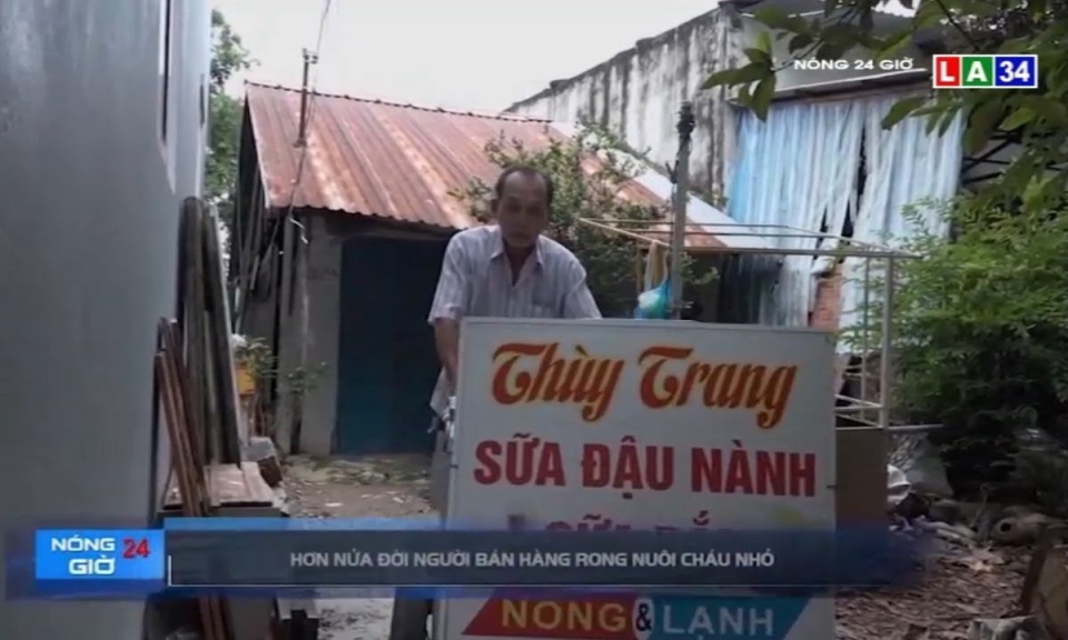 Hơn nửa đời người bán hàng rong nuôi cháu nhỏ