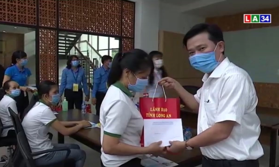 Phó Bí thư Thường trực Tỉnh ủy – Nguyễn Thanh Hải tặng quà cho công nhân có hoàn cảnh khó khăn