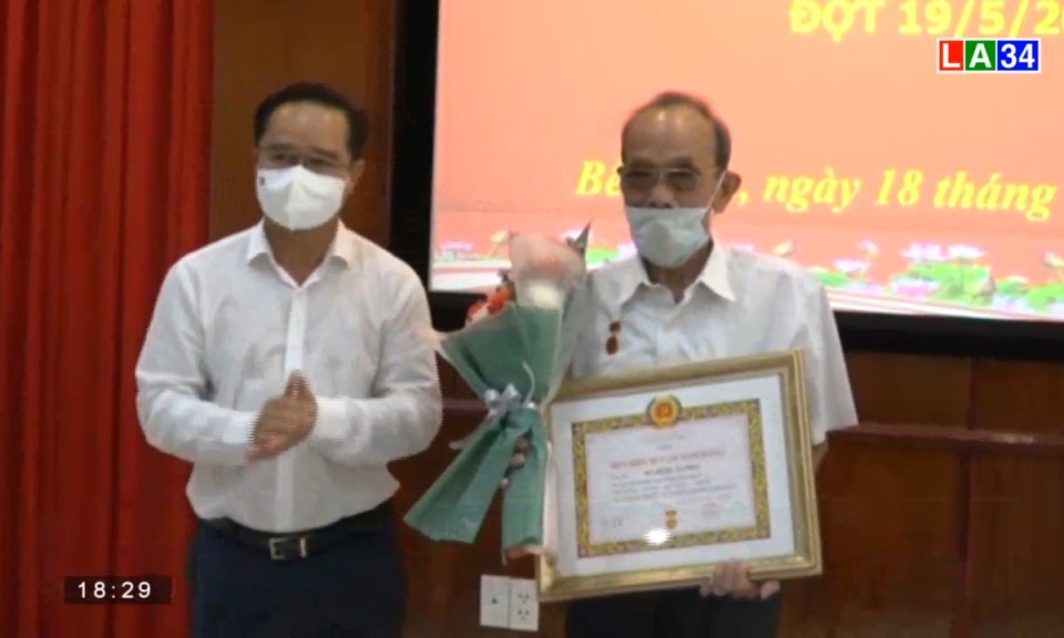 Bí thư Tỉnh ủy Long An &#8211; Nguyễn Văn Được trao huy hiệu Đảng tại huyện Bến Lức