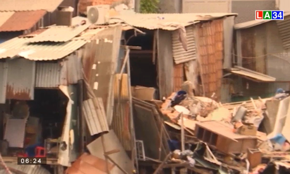 8 căn nhà ven kênh ở quận 8 bị lún, sập khiến 2 người bị thương