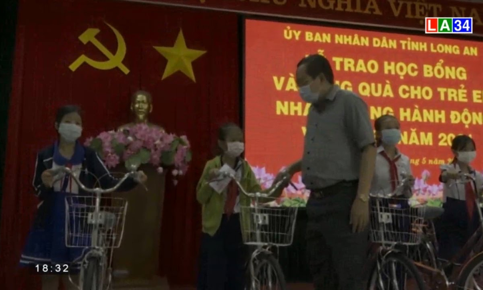 Trao học bổng, tặng quà cho trẻ em và xe lăn cho người khuyết tật ở TX.Kiến Tường