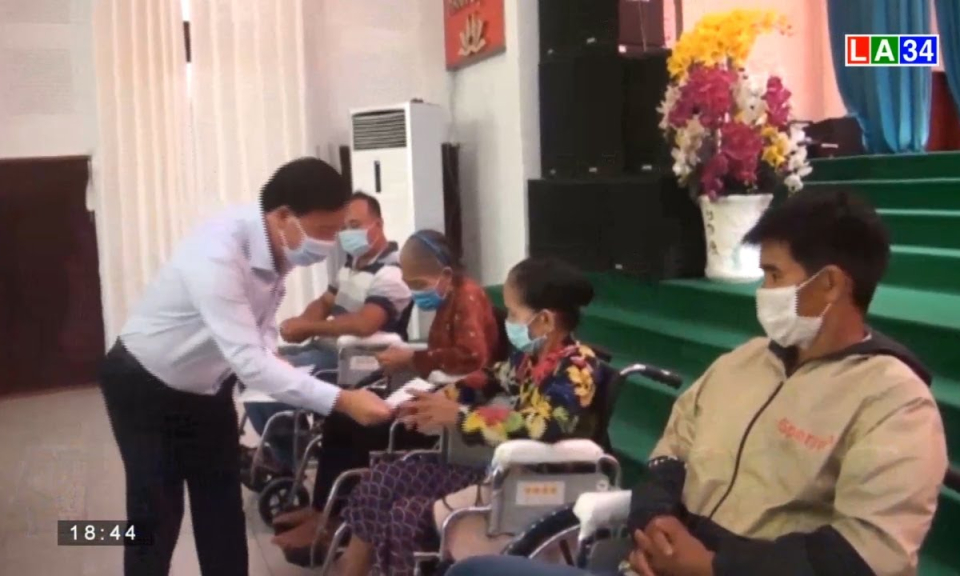 UBND tỉnh Long An trao học bổng, tặng quà cho trẻ em và người khuyết tật huyện Đức Hòa
