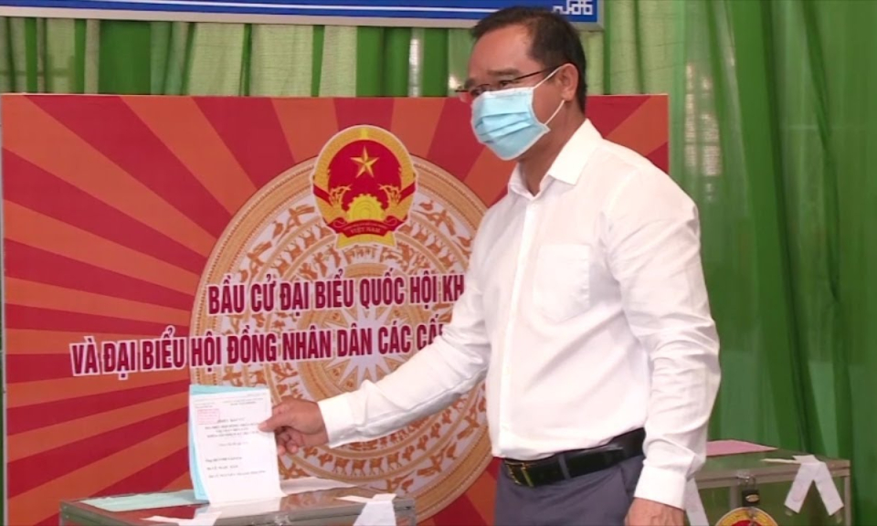 Bí thư Tỉnh ủy Long An &#8211; Nguyễn Văn Được bỏ phiếu bầu cử tại thị trấn Bến Lức, huyện Bến Lức