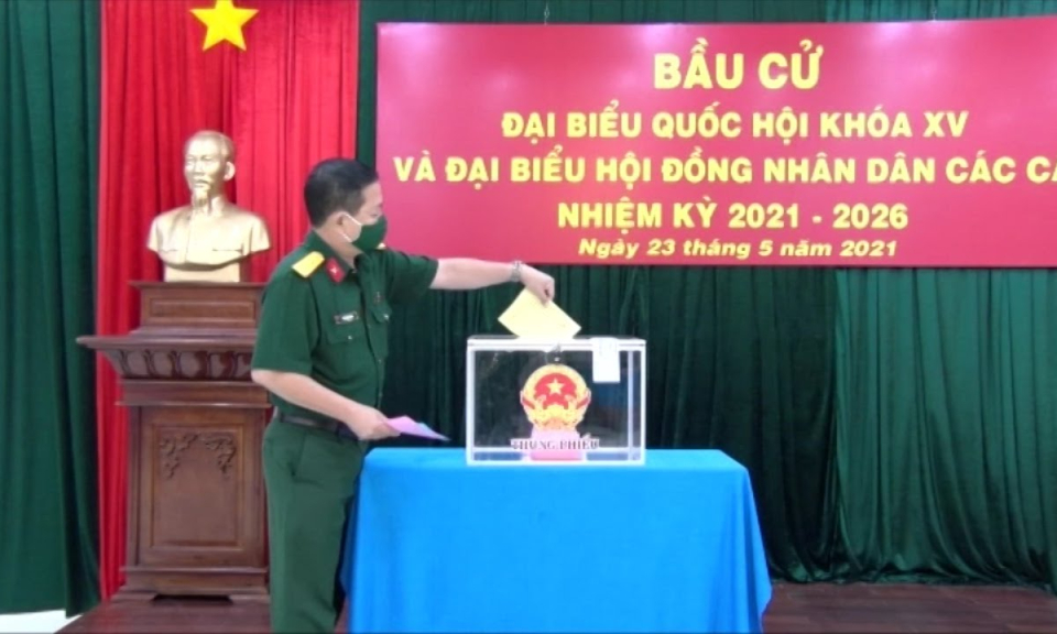 Cử tri mang quân hàm xanh hòa cùng ngày hội non sông