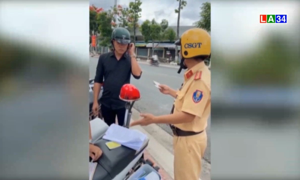 Cảnh sát giao thông xử phạt người không đeo khẩu trang