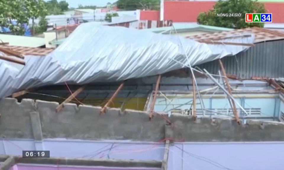 Vĩnh Long: Lốc xoáy thổi bay 24 căn nhà
