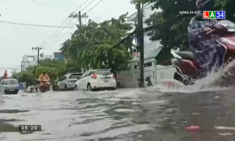 TP.HCM: Đường biến thành sông sau cơn mưa lớn