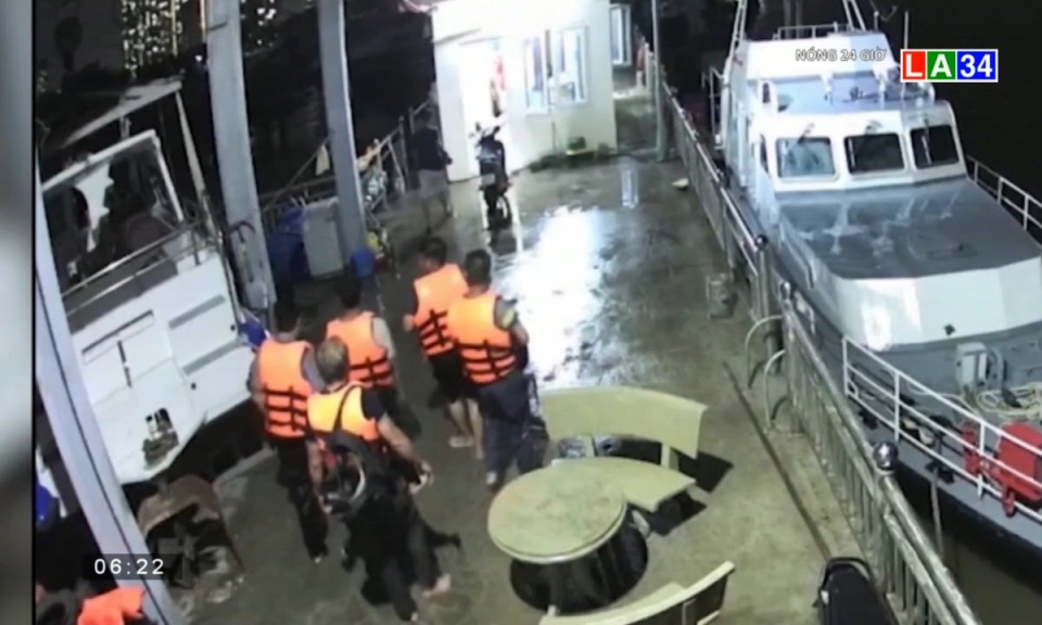Chìm tàu cao tốc trên sông Nhà Bè, 5 người vừa bơi vừa cầu cứu