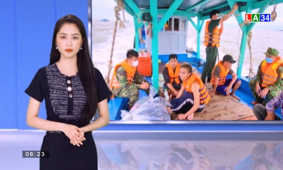 Cà Mau: Cứu kịp thời 9 thuyền viên trên tàu cá bị chìm, trôi dạt trên biển