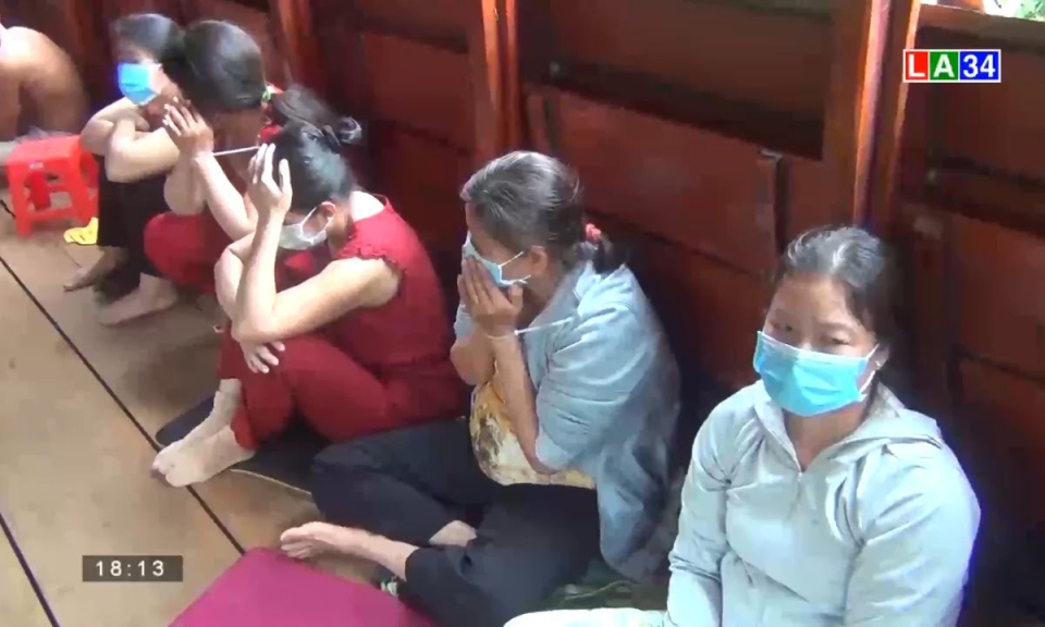 Triệt phá sòng bạc &#8220;quý bà&#8221; núp bóng tàu du lịch trên sông