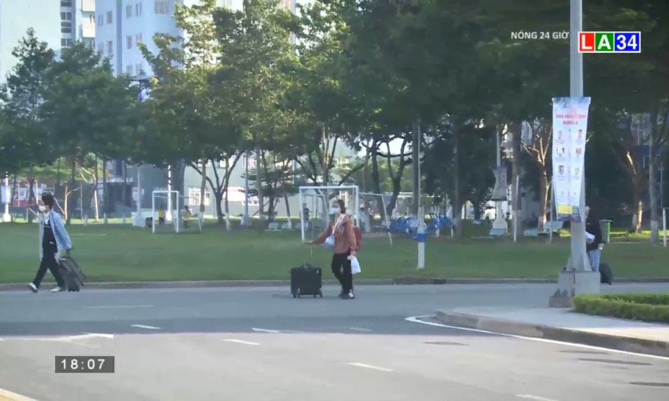 Sinh viên rời KTX ĐHQG để bàn giao làm khu cách ly