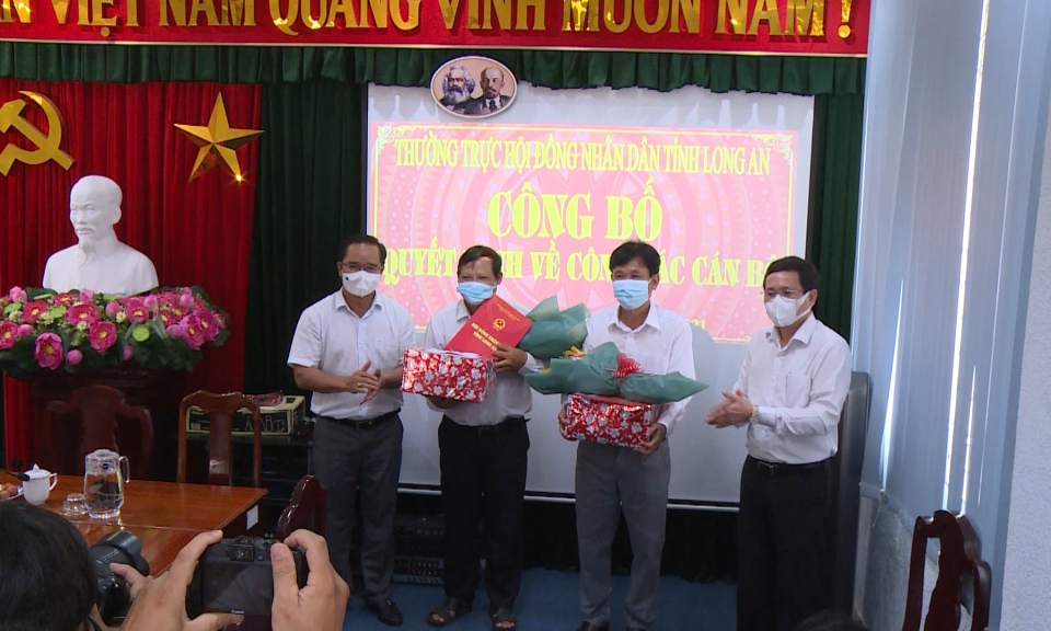Trao quyết định về công tác cán bộ