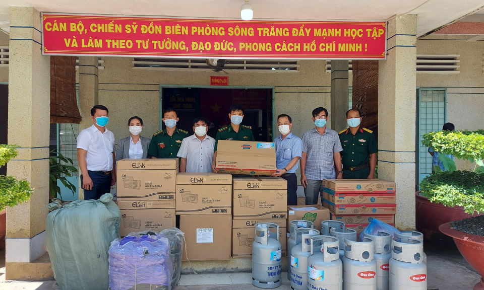 Bến Lức: Những món quà ý nghĩa nơi tuyến đầu