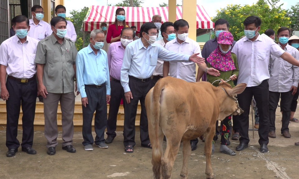 Lễ trao tặng bò giống cho hộ nghèo huyện Tân Hưng