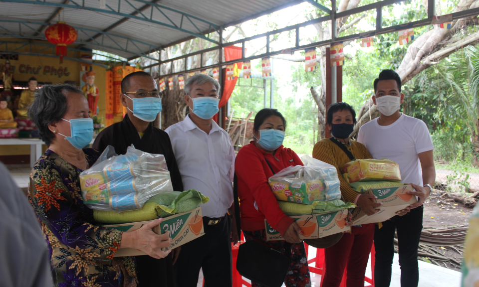 Đức Huệ: Tặng quà cho hội viên người mù nhân Đại lễ Phật đản năm 2021