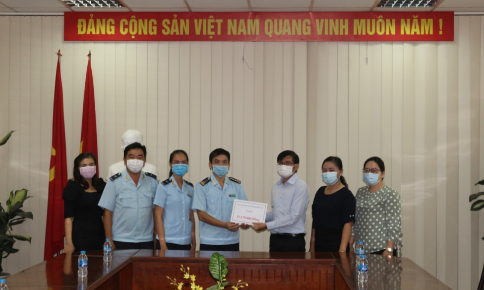 Long An: Cục hải quan ủng hộ quỹ phòng, chống covid-19