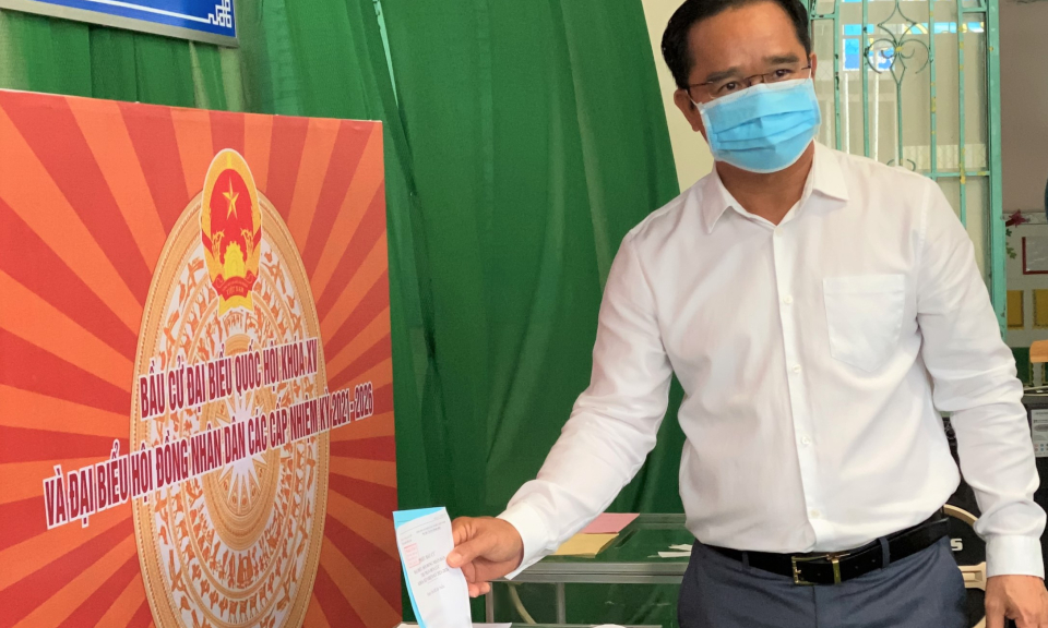 Bí thư Tỉnh ủy tham gia bỏ phiếu bầu cử tại huyện Bến Lức