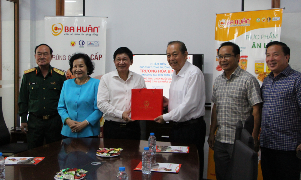 Phó Thủ tướng Trương Hoà Bình đến thăm công ty Ba Huân