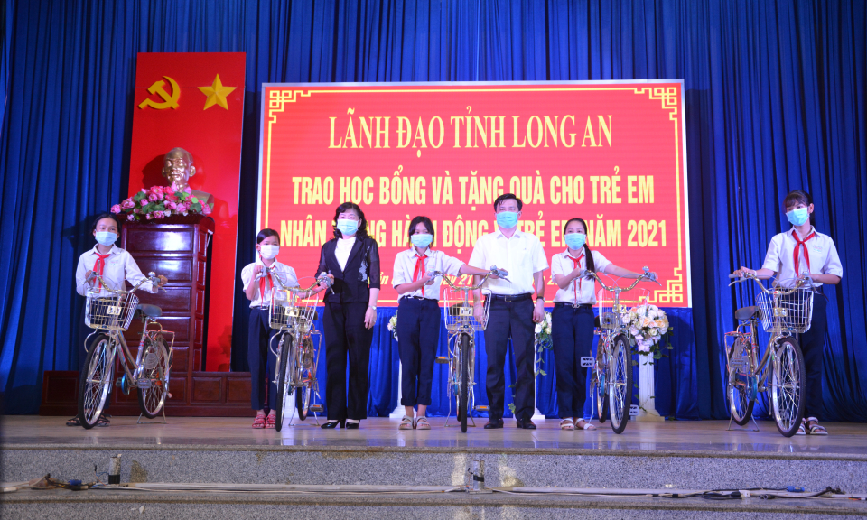 Trao học bổng cho học sinh và nhà tình thương cho hộ nghèo