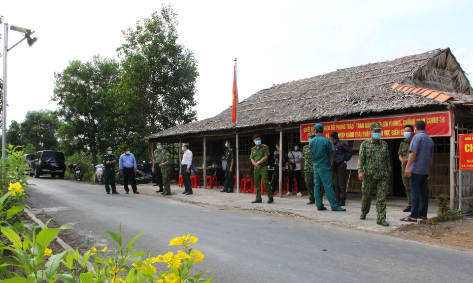 Giám đốc Công an tỉnh thăm động viên cán bộ, chiến sĩ làm nhiệm vụ phòng, chống dịch ở địa bàn biên giới