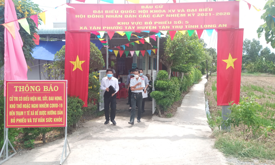 Kiểm tra công tác phòng chống dịch bệnh tại các điểm bầu cử huyện Tân Trụ