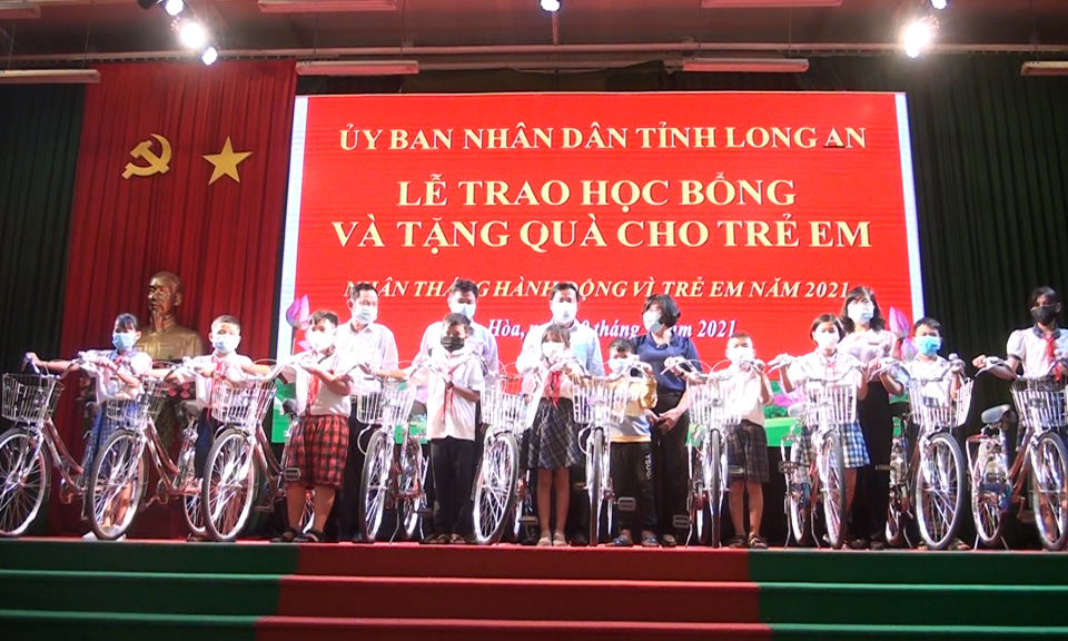 Trao tặng học bổng, trao quà cho trẻ em huyện Đức Hòa