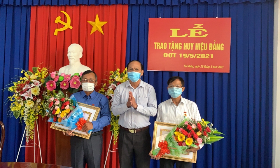 Trao huy hiệu Đảng cho các đảng viên cao niên