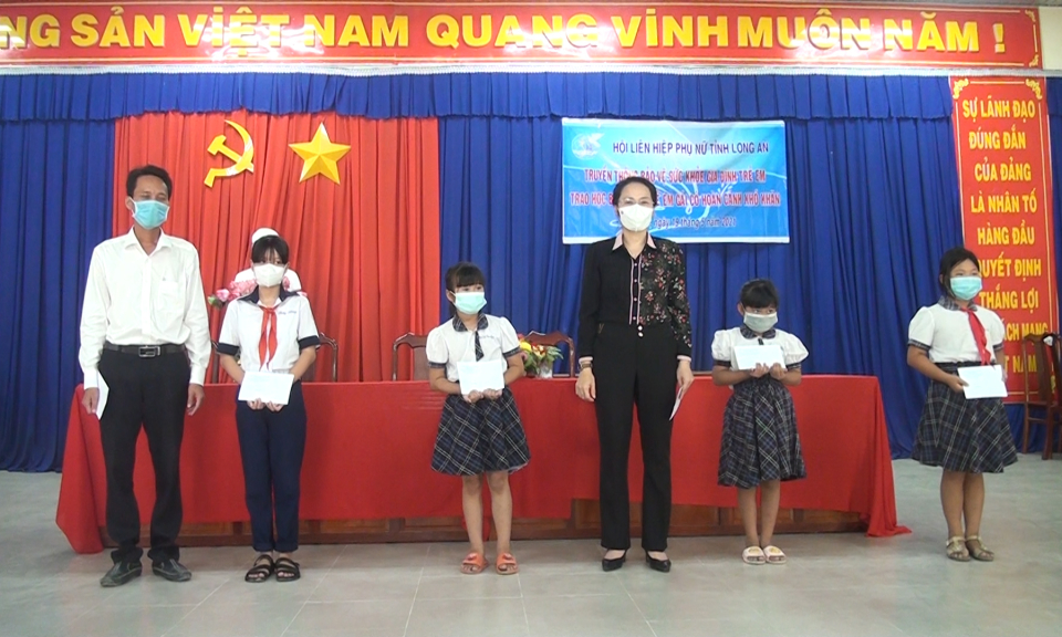 Hội Phụ nữ tỉnh tổ chức truyền thông và tặng quà cho trẻ em Đức Hòa