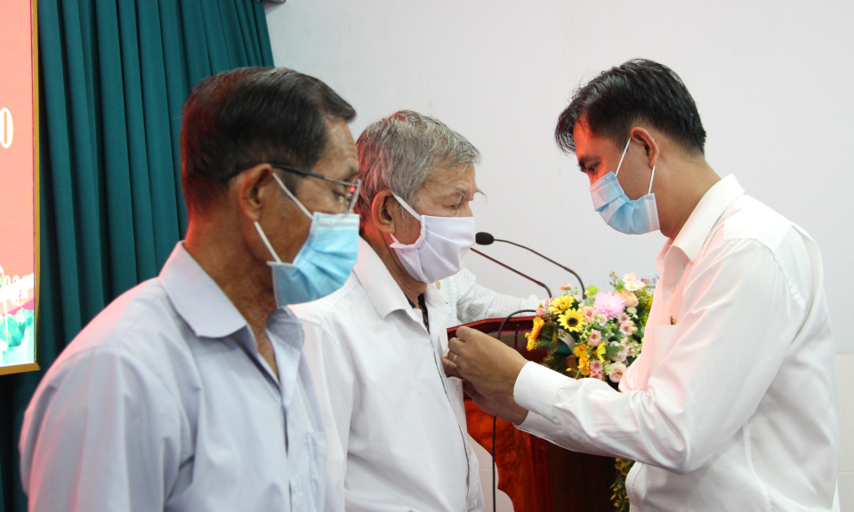 Thủ Thừa: Trao huy hiệu Đảng nhân dịp sinh nhật Bác