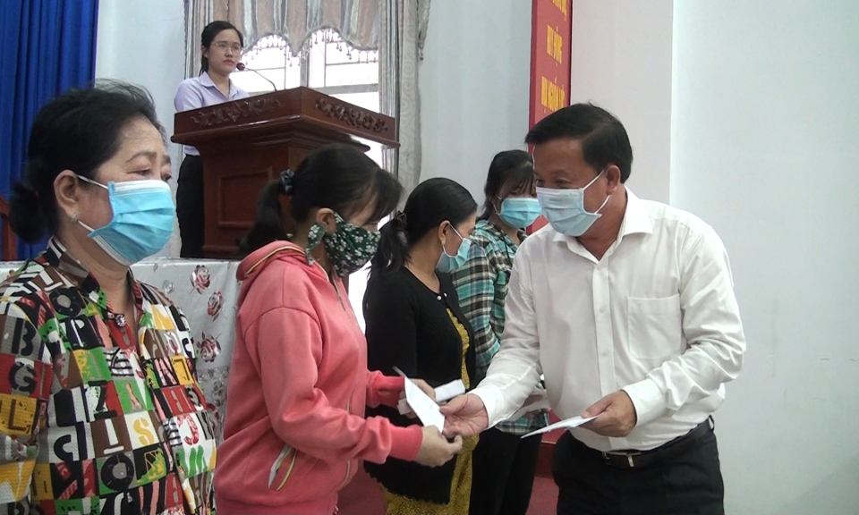 Chủ tịch UBND tỉnh Long An tặng quà cho hộ nghèo, cận nghèo