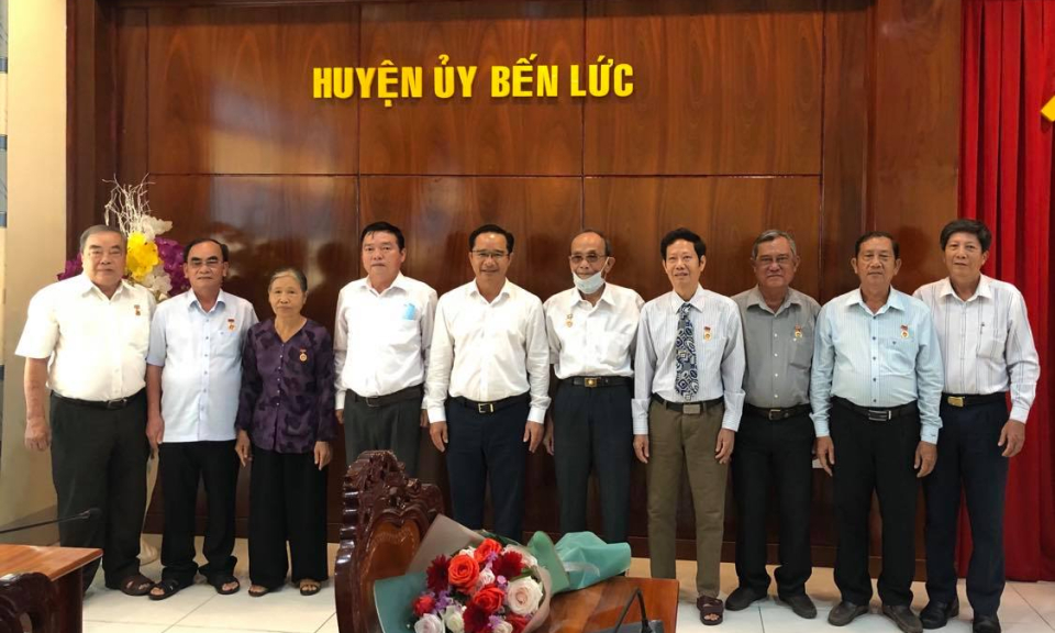 Trao huy hiệu Đảng cho đảng viên cao niên huyện Bến Lức, Cần Đước, Tân Thạnh