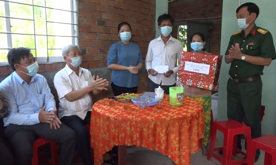 TX Kiến Tường: Trao nhà đại đoàn kết cho hộ nghèo xã biên giới