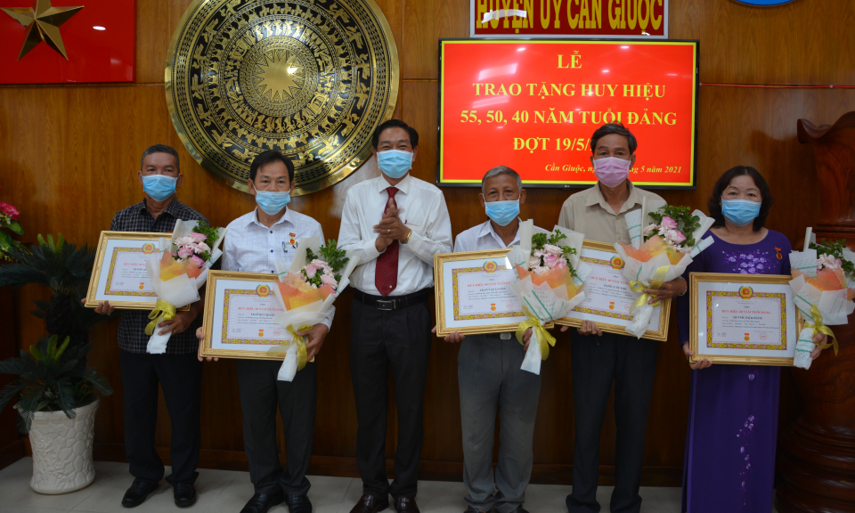 Cần Giuộc: Trao huy hiệu Đảng đợt 19/5 cho đảng viên cao niên