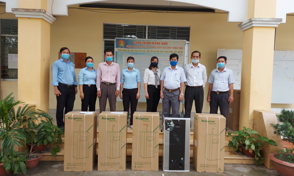 Bến Lức: Trao tặng máy lọc nước cho trường học