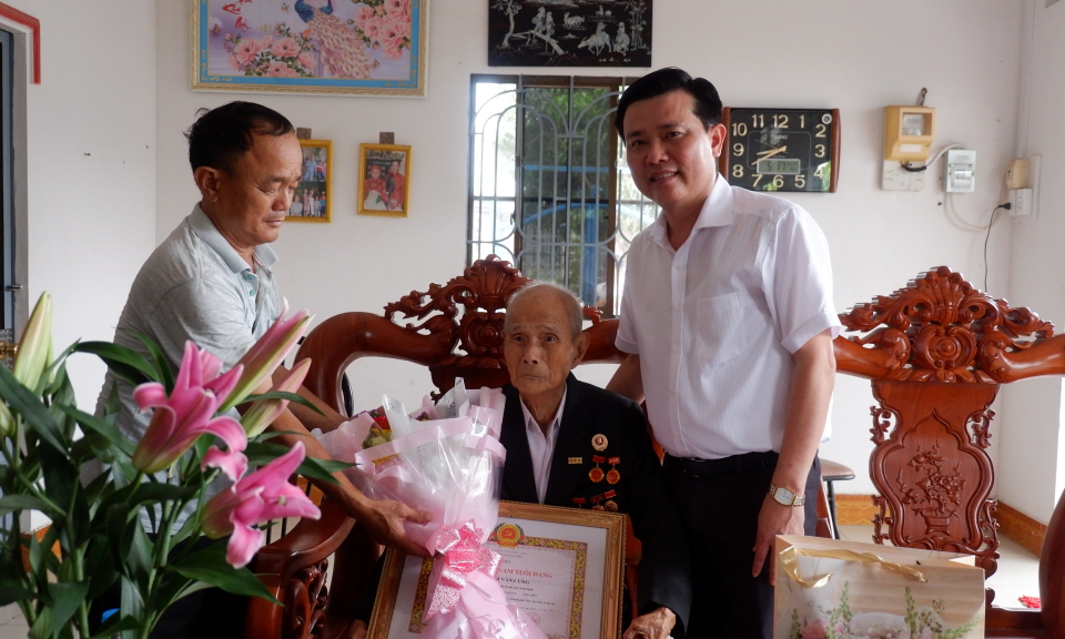 TP Tân An: Trao tặng Huy hiệu đảng cho đảng viên cao niên
