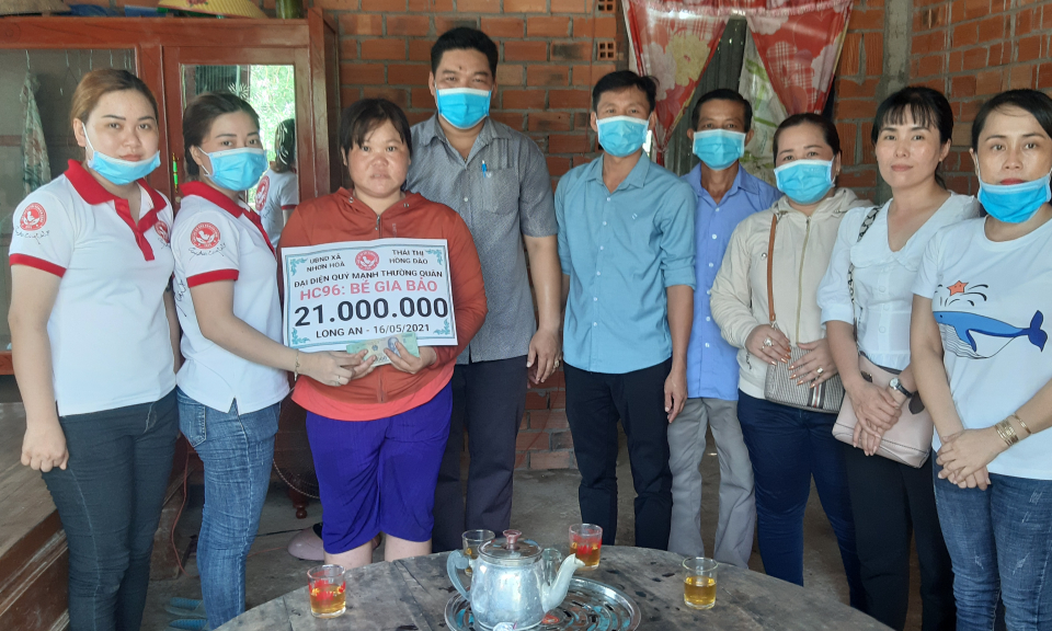 Trao tiền hỗ trợ cho trẻ em bị bại liệt tại huyện Tân Thạnh