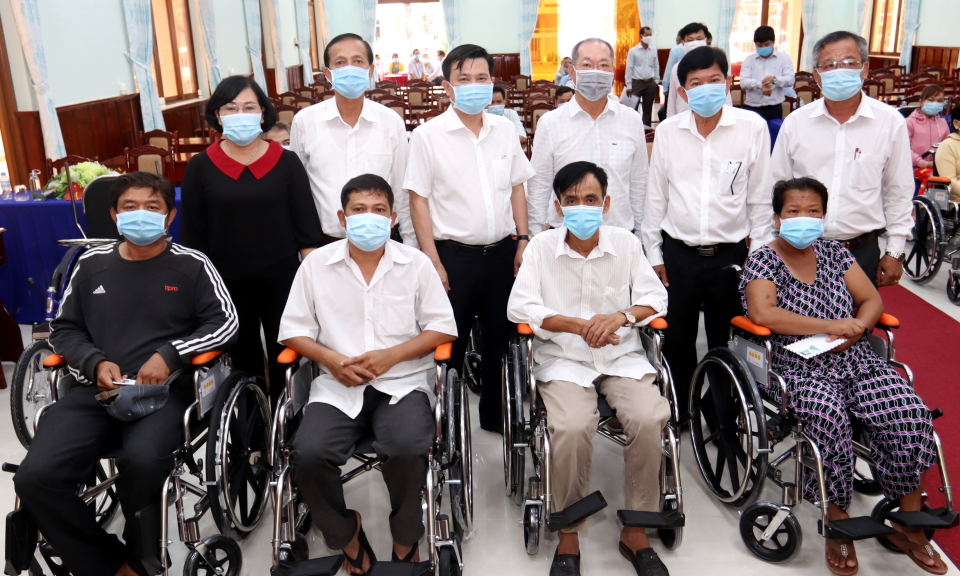 Trao tặng xe lăn và thẻ bảo hiểm y tế tại Cần Đước