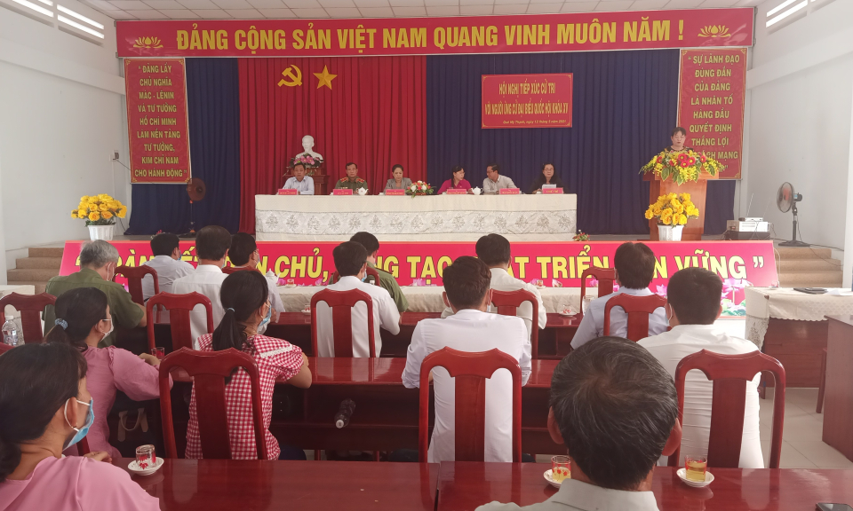 Ứng cử viên đại biểu Quốc hội tiếp xúc cử tri vận động bầu cử tại Tân Trụ