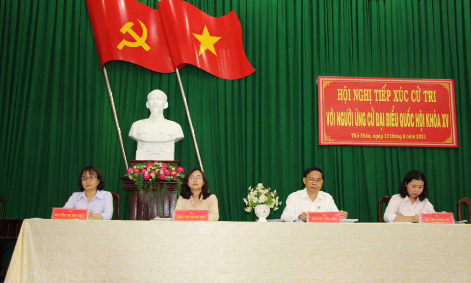 Ứng cử viên đại biểu Quốc Hội vận động bầu cử tại Thủ Thừa