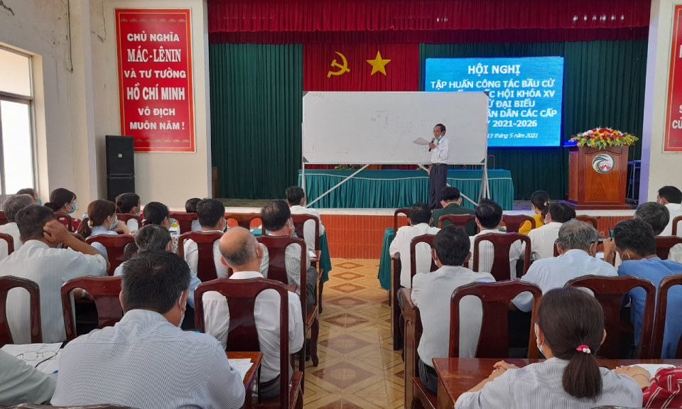 Ủy ban bầu cử huyện Tân Thạnh tập huấn nghiệp vụ bầu cử