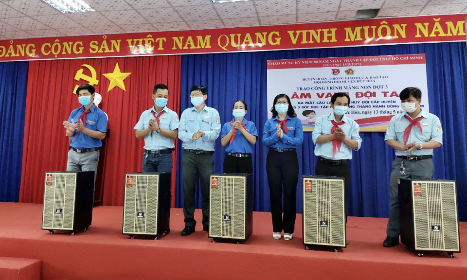 Đức Hòa: Trao tặng công trình măng non &#8220;Âm vang đội ta&#8221;