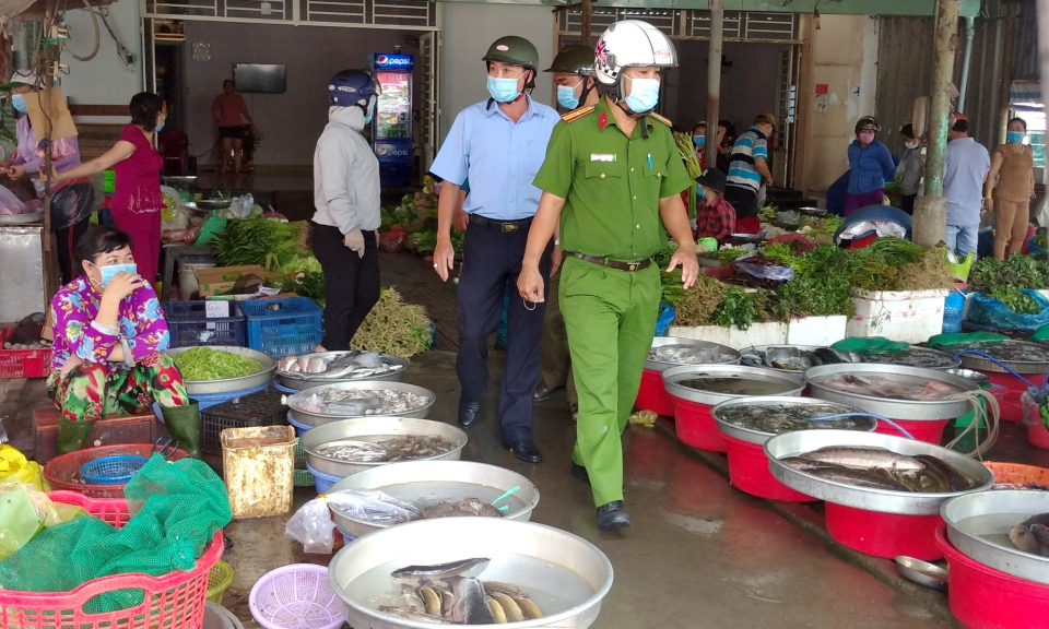 Cần Đước: Ra quân kiểm tra thực hiện quy định Phòng chống dịch Covid-19