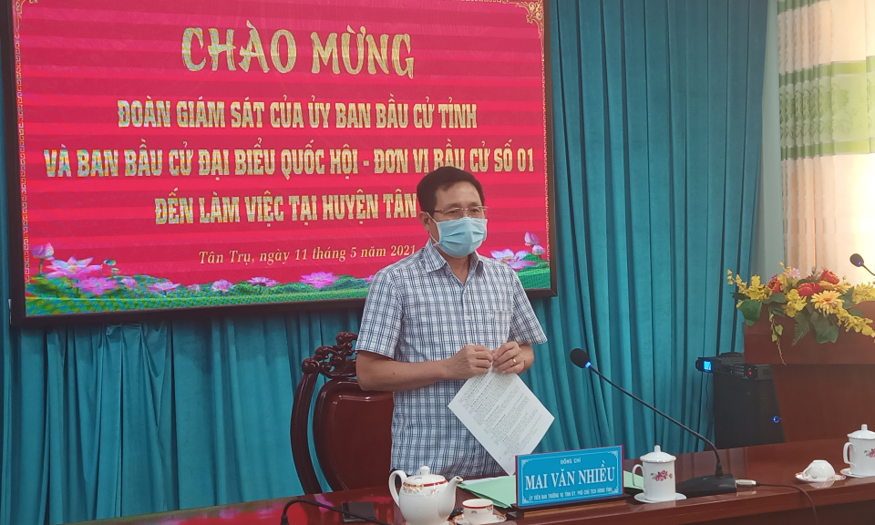 Phó Chủ tịch HĐND tỉnh- Mai Văn Nhiều kiểm tra công tác bầu cử tại huyện Tân Trụ