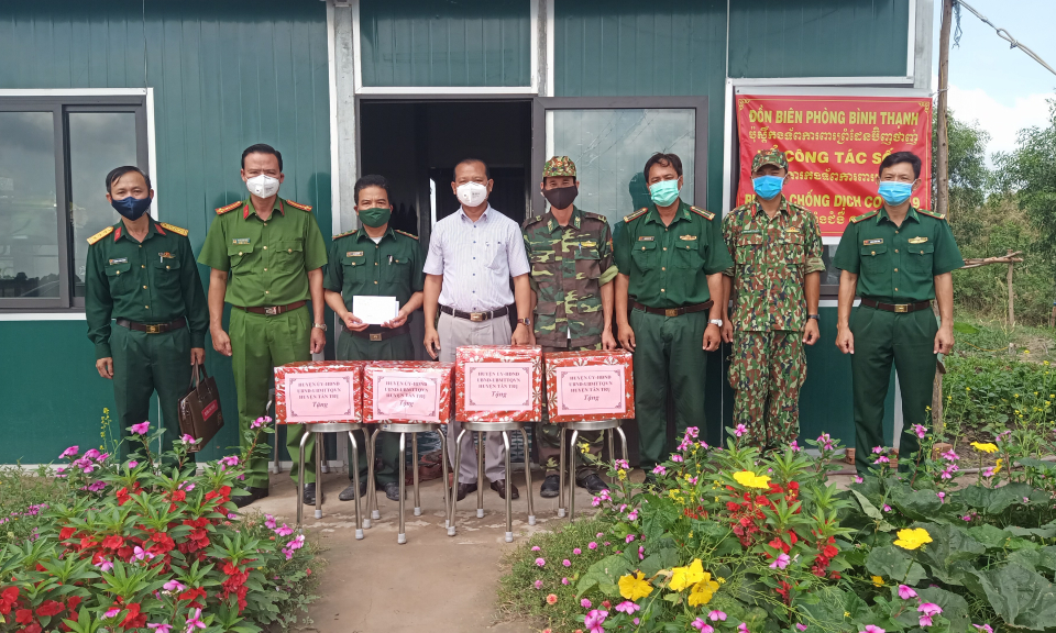 Thăm, tặng quà cán bộ chiến sĩ đang làm nhiệm vụ phòng chống dịch Covid- 19 tuyến biên giới