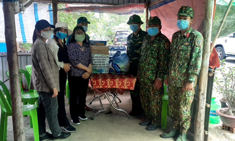 Tân Hưng: Hội LHPN tỉnh thăm, tặng quà các trạm, chốt trực Covid-19