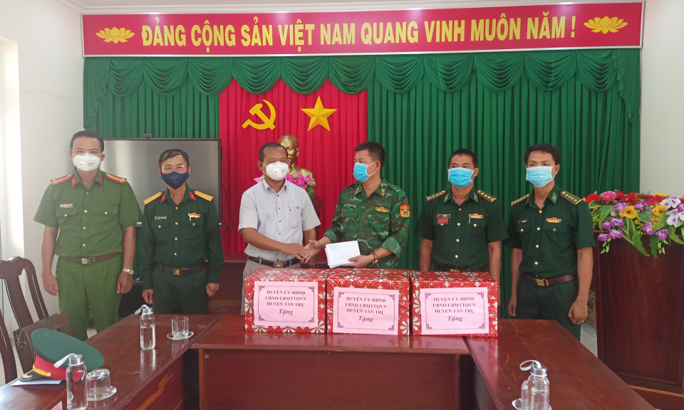 Tân Trụ thăm, tặng quà cán bộ chiến sĩ làm nhiệm vụ phòng chống dịch Covid- 19