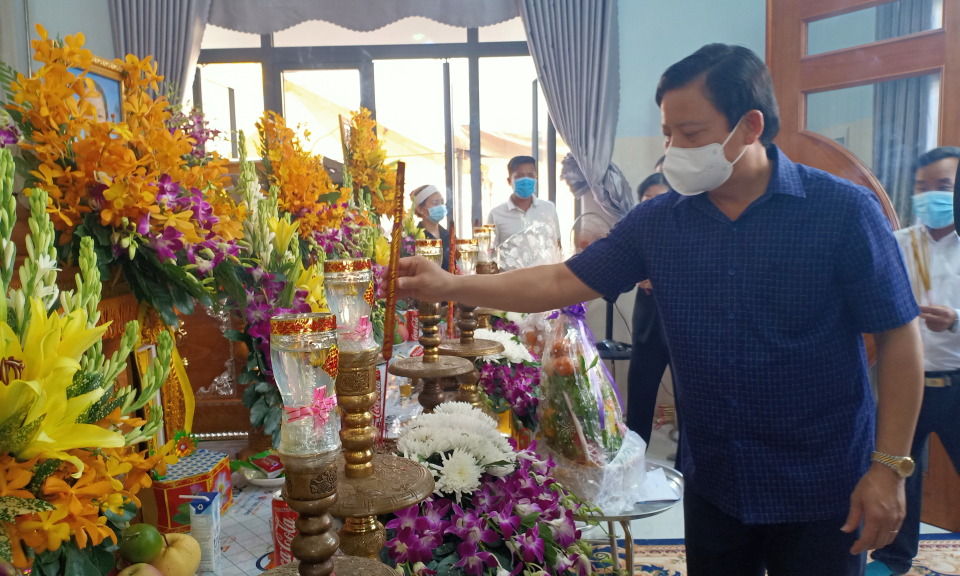 Phó Chủ tịch UBND tỉnh thăm, hỗ trợ gia đình có 7 nạn nhân bị thiệt mạng do hoả hoạn