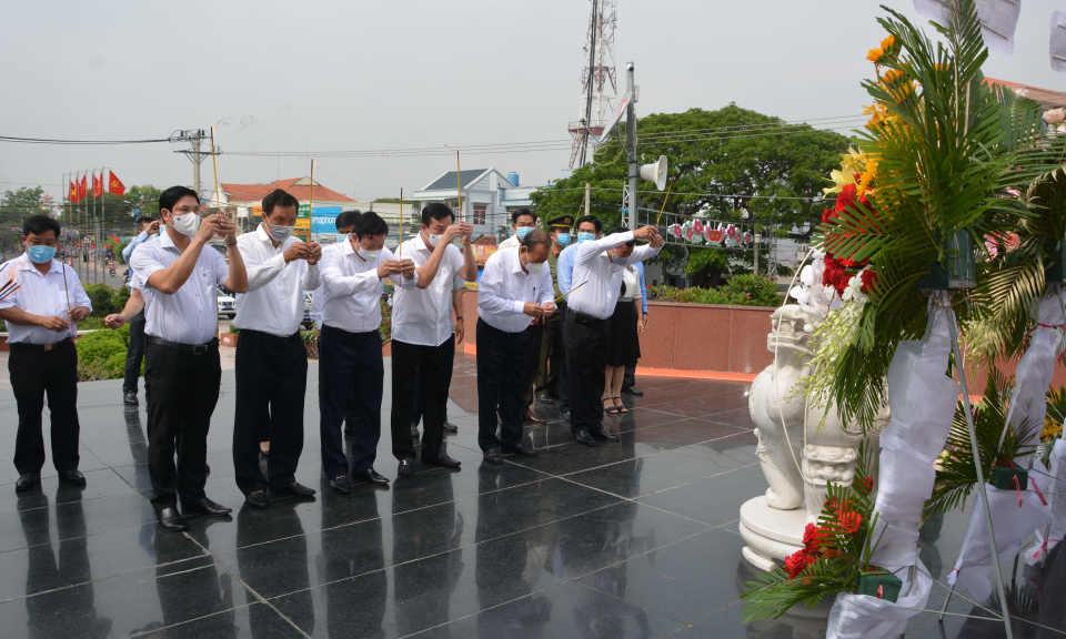 Ông Trương Hòa Bình &#8211; Phó Thủ Tướng Thường trực Chính Phủ tham quan các khu di tích lịch sử văn hóa Cần Giuộc