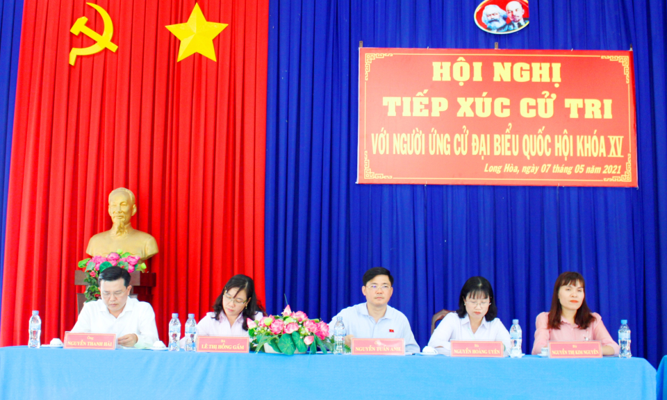 Đại biểu ứng cử Quốc hội tiếp xúc cử tri tại Cần Đước